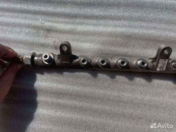 Топливная рампа с датчиком давления Ауди А4 Б8 А6