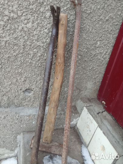 Большой гвоздодер, средний гвоздодор, и кувалда