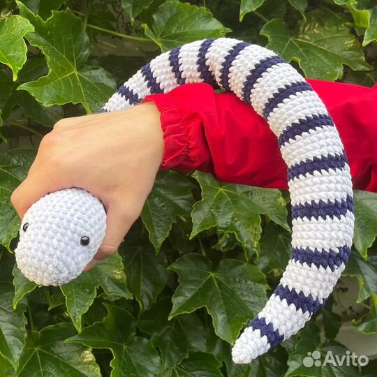 Вязаная змея игрушка