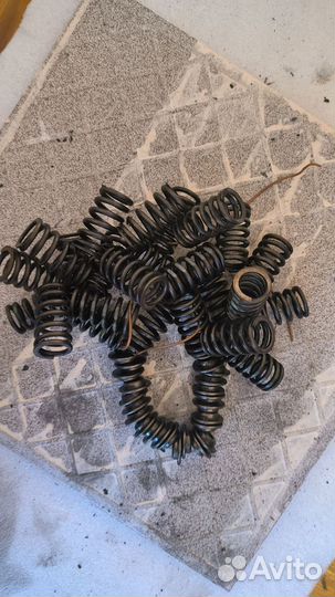 LR006720 Пружина клапана Дискавери 3 Land Rover