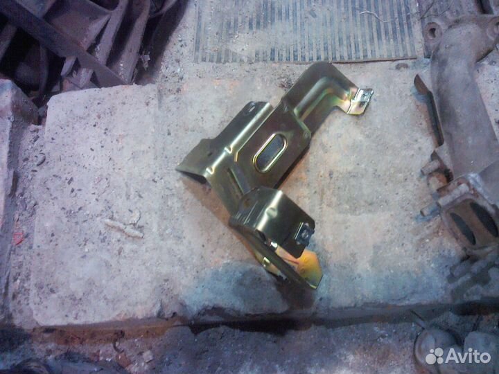 Нива Шевроле кронштейн тоннеля GM