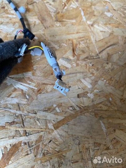 Электропроводка задней левой двери Toyota Avensis