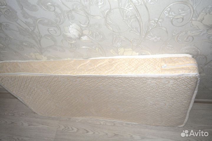 Детская кроватка с маятником и с матрасом