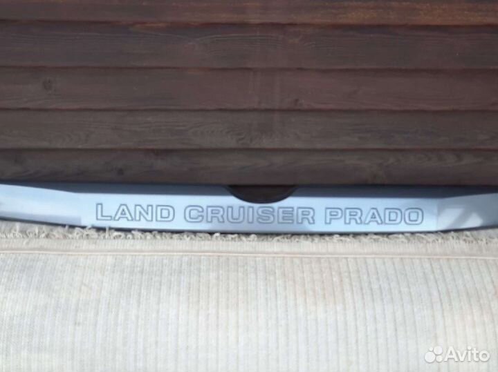 Продаю накладку на заднюю дверь на тайота прадо ку