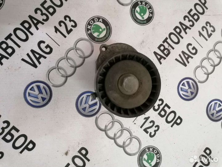 Натяжитель ремня генератора Фольксваген Гольф 5