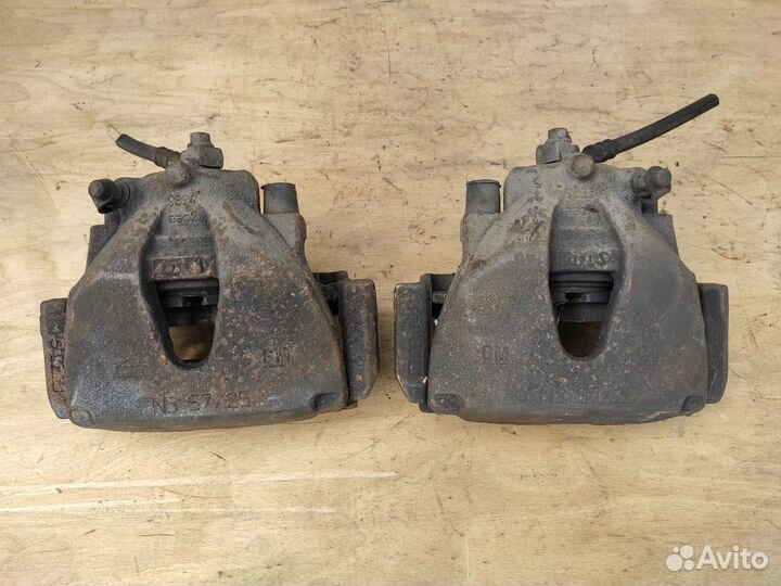 Суппорт тормозной передний на Opel Meriva A