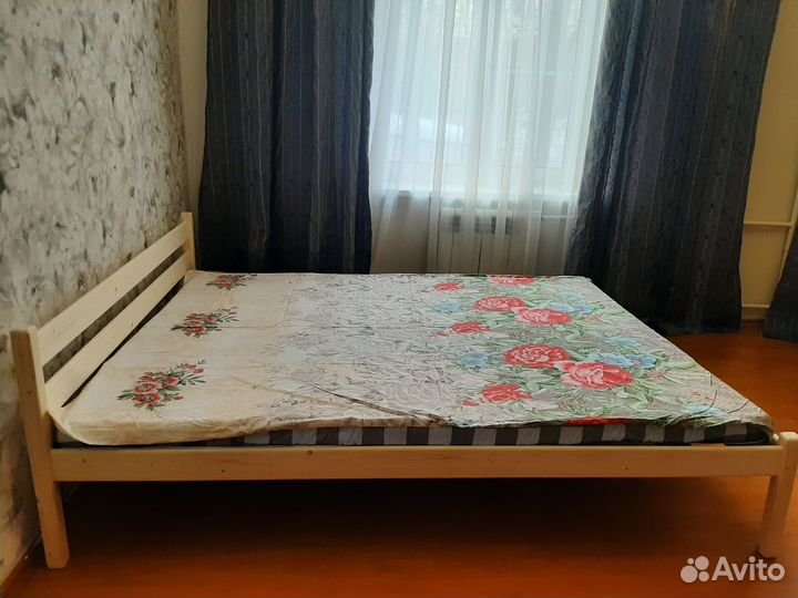 Двуспальная удобная кровать )