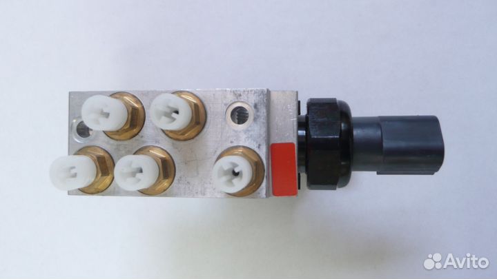 Блок клапанов пневмоподвески Mercedes 211 E-class