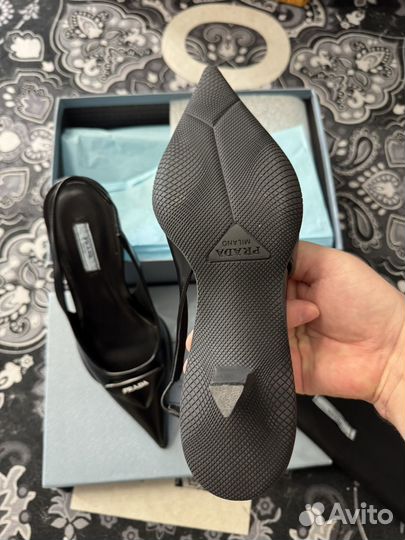 Кожаные туфли Prada с острым носом