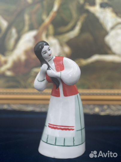 Девушка расчёсывает косу Полонне фарфор статуэтка