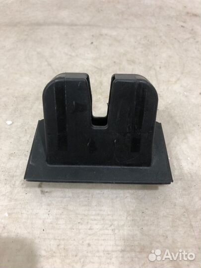 Накладка замка багажника Skoda Rapid 1 2012