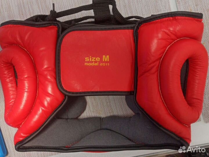 Боксерские перчатки, шлем