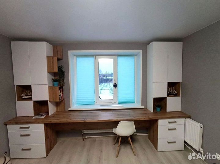 Детская рабочая зона у окна