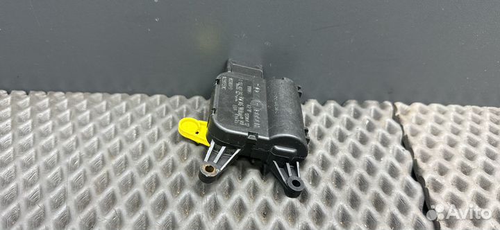 Моторчик заслонки печки Volkswagen Touran 2004