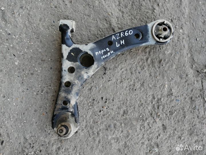 Рычаг передний левый нижний Toyota Voxy AZR60G