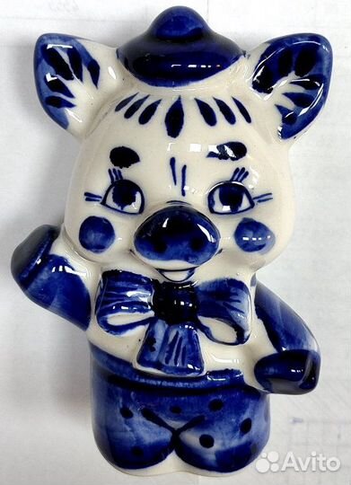 Поросёнок фарфоровый