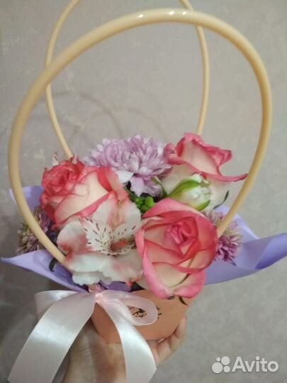 Букет из живых цветов в корзинке