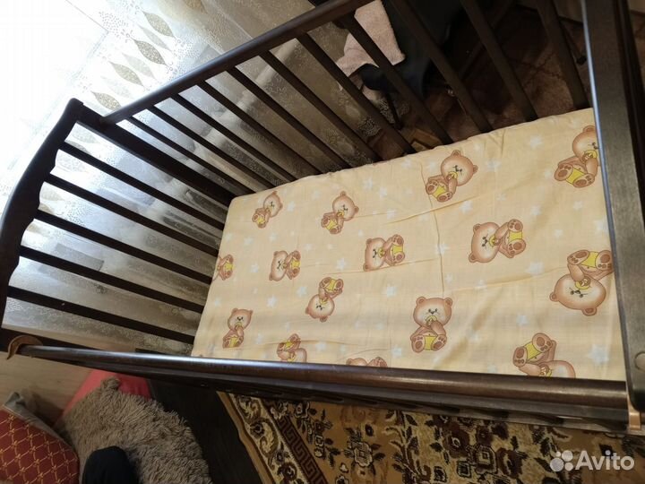 Детская кроватка с маятником