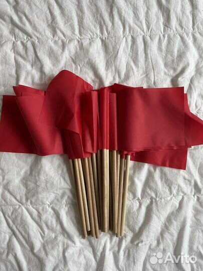Флажки красные на деревянной палочке
