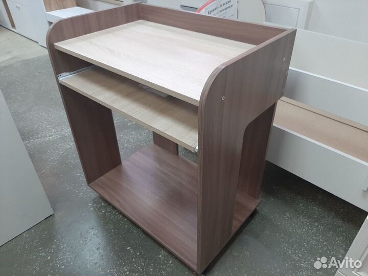 Стол компьютерный на колесиках