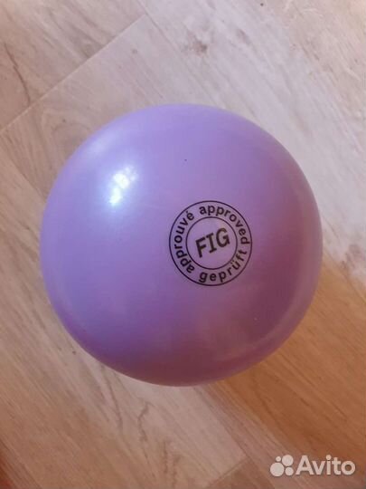 Купальник для гимнастики, мяч и скакалка