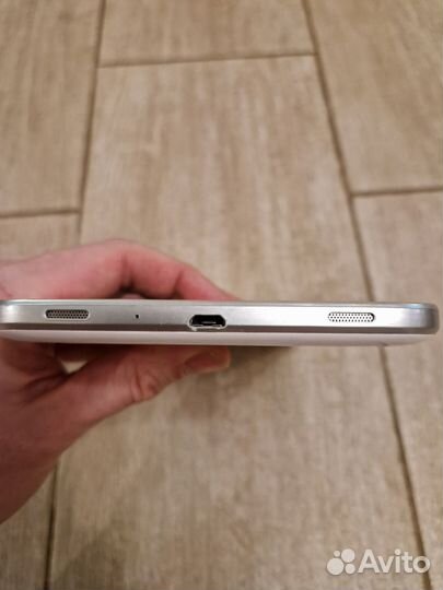 Планшет Samsung Tab 3 7.0 SM-T211