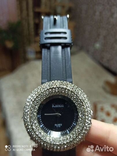 Часы с камнями