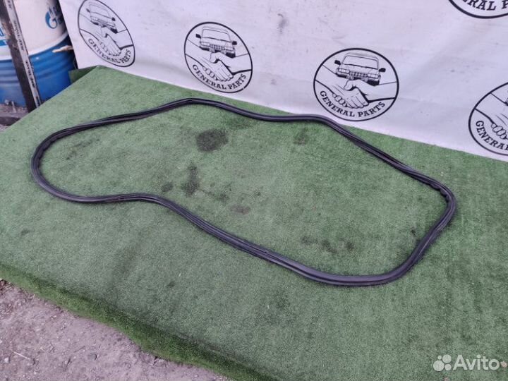 Уплотнительная резинка двери багажника Toyota Land