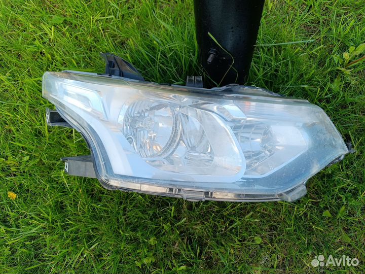 Передние фары Mitsubishi Outlander 3