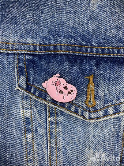 Значок Свинка на спинке. Принцеска. Свинка деловая