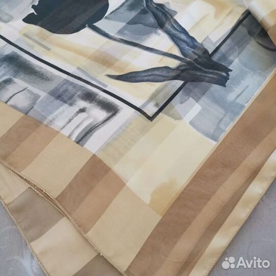 Большой светлый платок