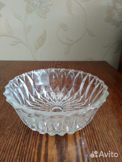 Чайные чашки, бокал на блюдце салаткик