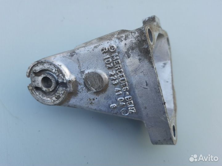 Кронштейн двигателя левый Mercedes Benz W 124