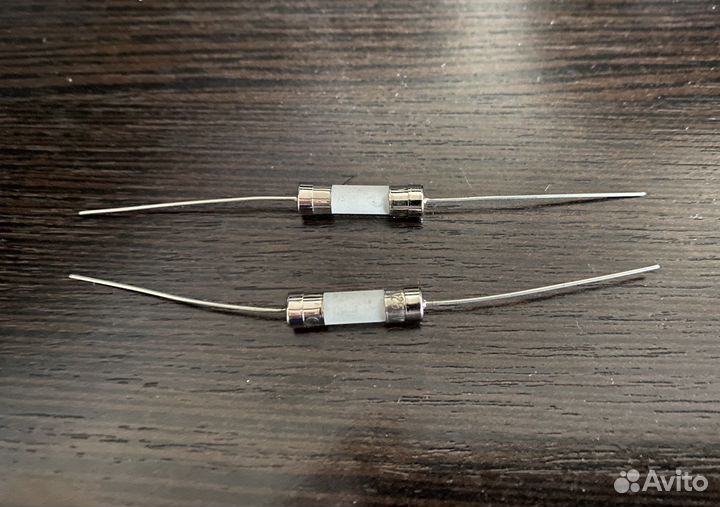 Керамический предохранитель с выводами