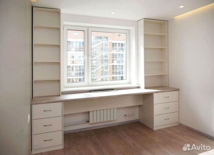 Детская рабочая зона у окна