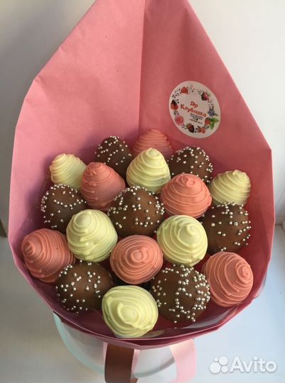 Клубника и финики в шоколаде букеты в коробочке