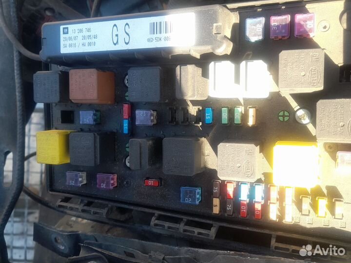 Блок предохранителей на Opel astra h z16her