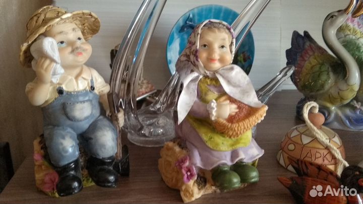 Статуэтки фарфор, стекло, сувениры разные