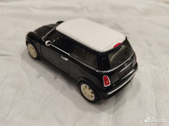 Модель mini Cooper 1:24