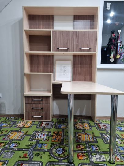 Угловой письменный стол с полками
