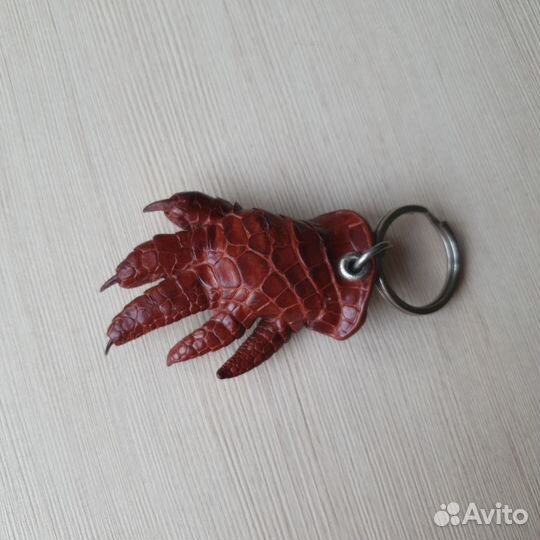 Брелок лапа крокодила
