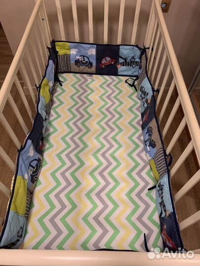 Детская кроватка с маятником и ящиком