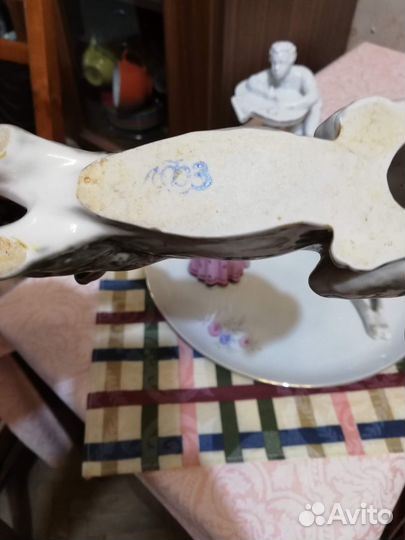 Фарфоровые статуэтки и книги