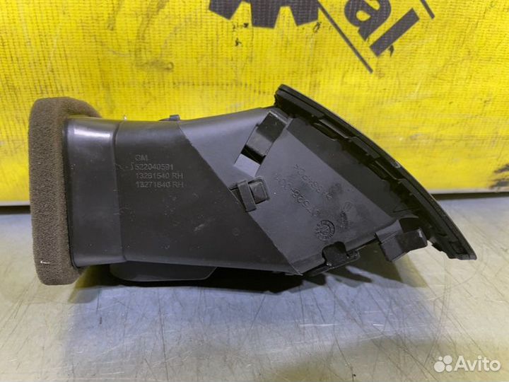 Дефлектор воздушный правый Opel Astra J 2010