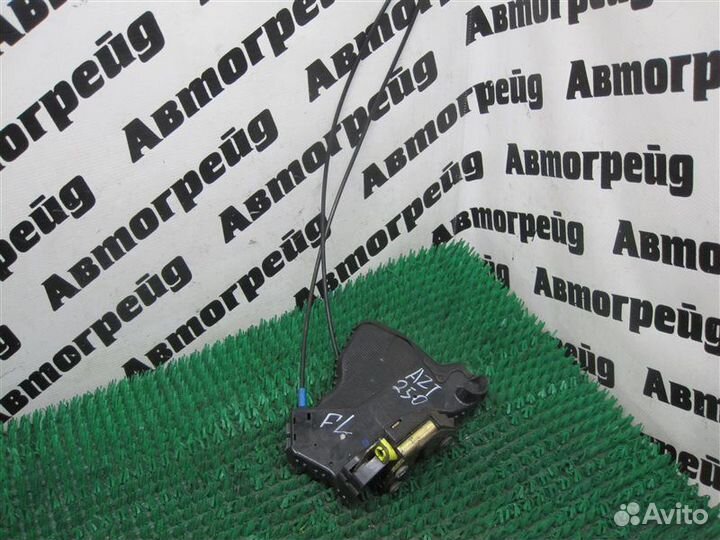 Замок двери передний левый Toyota Avensis AZT250