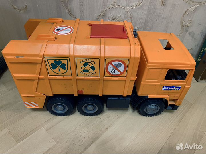 Машинка мусоровоз Bruder