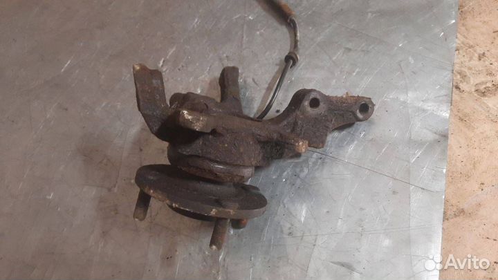 Кулак передний левый Nissan Almera N16 2000