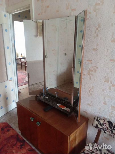 Трюмо с зеркалом