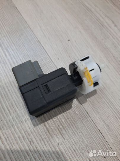 Датчик включения стоп сигнала Лягушка Hyundai sola