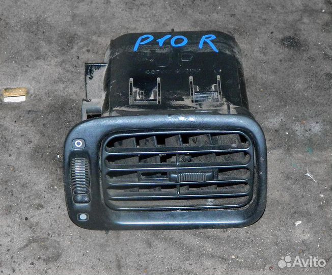 Дефлектор воздушный правый Nissan Primera P10